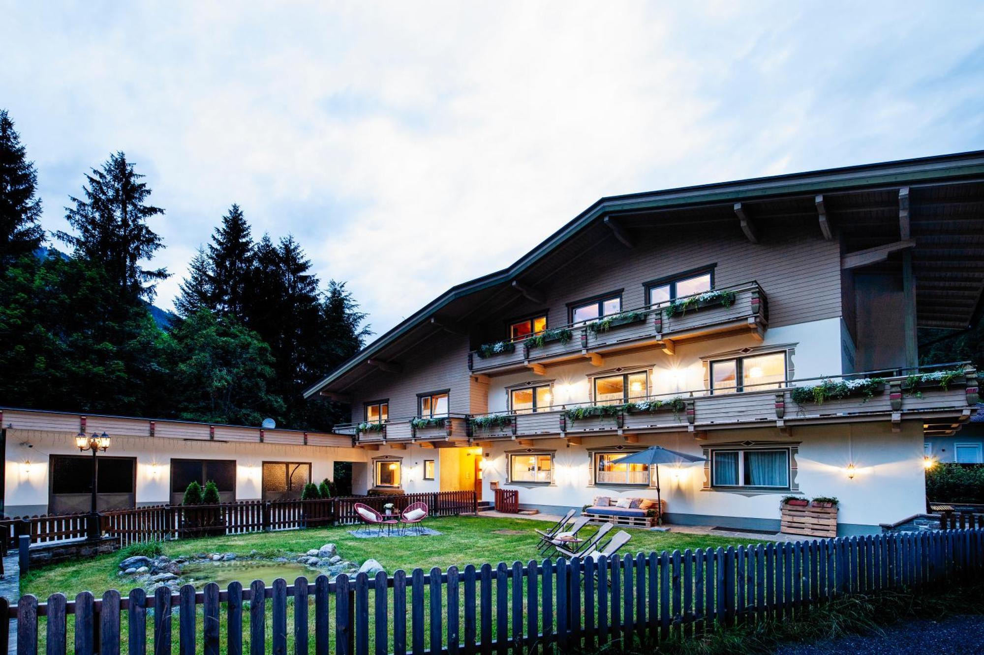 Pinetree Lodge Mayrhofen Bagian luar foto