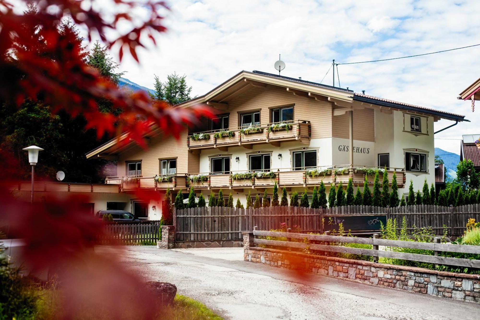 Pinetree Lodge Mayrhofen Bagian luar foto